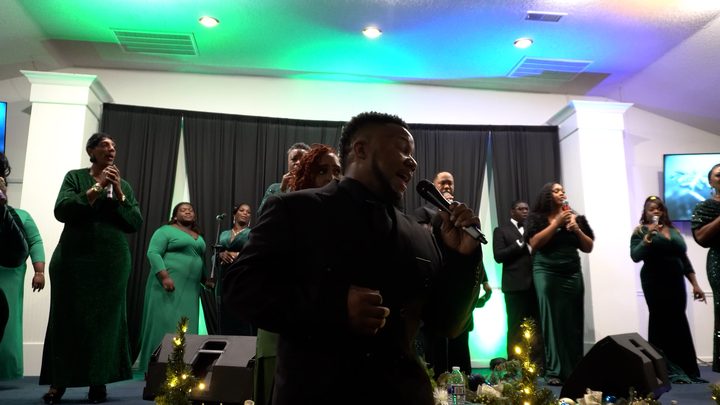 The choir in green
